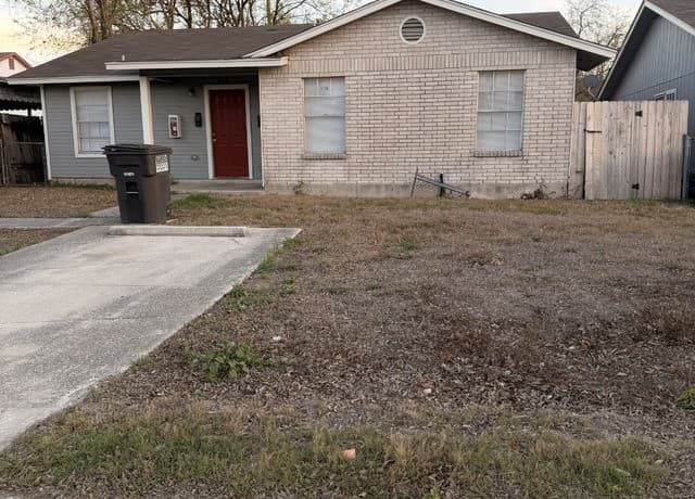 2-bedroom rental at 808 W Olmos in San Antonio, TX — photo 2