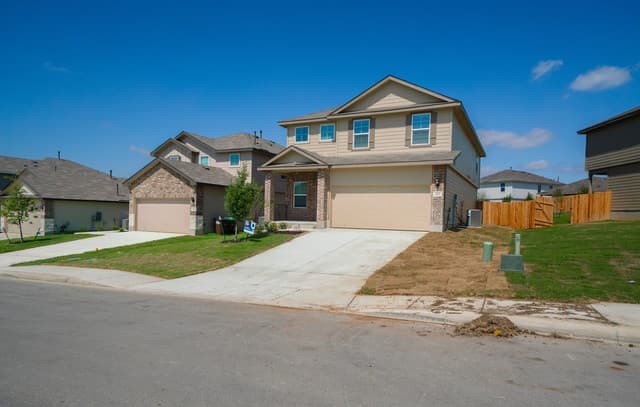 5-bedroom rental at 227 American Robin in San Antonio, TX — photo 2