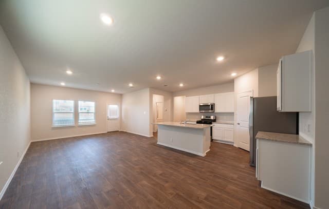 5-bedroom rental at 227 American Robin in San Antonio, TX — photo 3