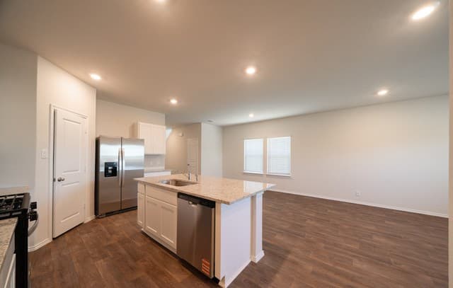 5-bedroom rental at 227 American Robin in San Antonio, TX — photo 4