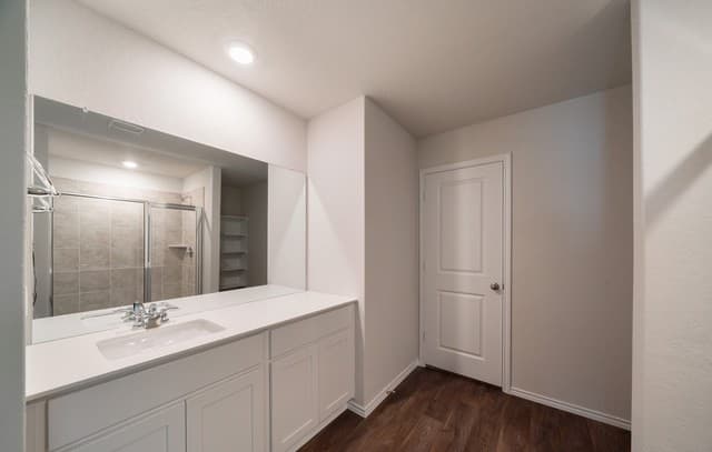 5-bedroom rental at 227 American Robin in San Antonio, TX — photo 5