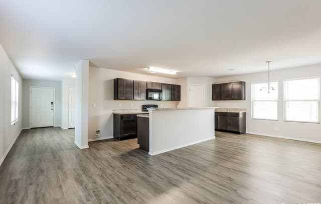 4-bedroom rental at 10427 Clearwater Way in San Antonio, TX — photo 3