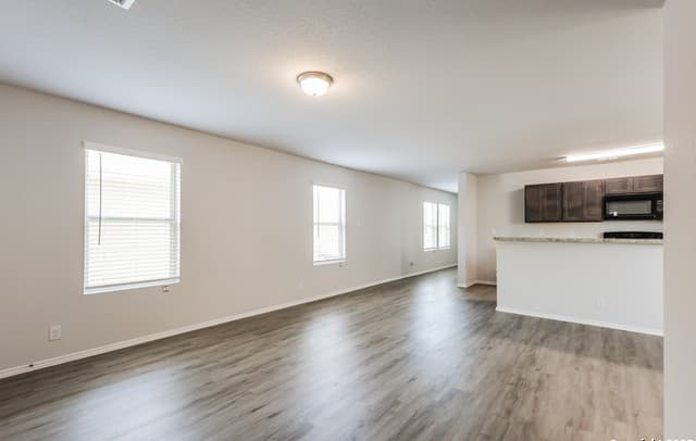 4-bedroom rental at 10427 Clearwater Way in San Antonio, TX — photo 5