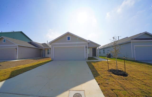 4-bedroom rental at 8810 Barrow Path in Converse, TX — photo 2