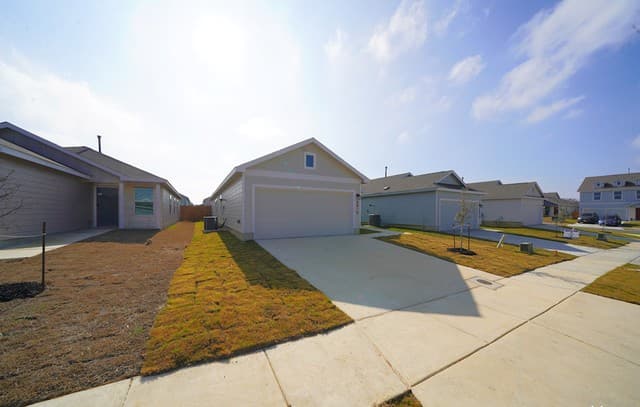 4-bedroom rental at 8810 Barrow Path in Converse, TX — photo 4