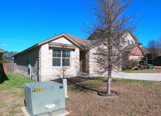 4-bedroom rental at 713 Brown Thrasher in San Antonio, TX — photo 2
