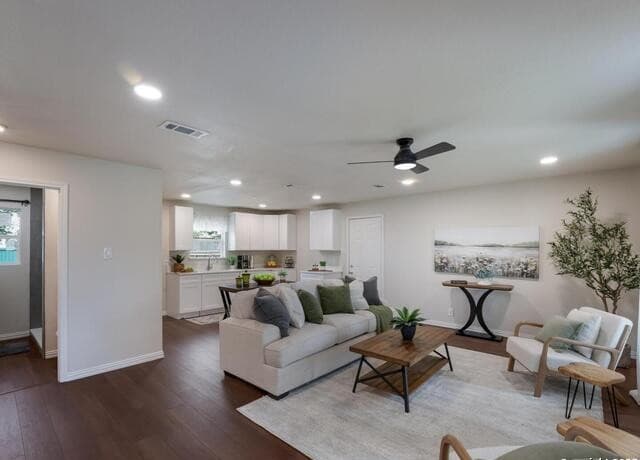 3-bedroom rental at 10246 Loop 106 in Adkins, TX — photo 4