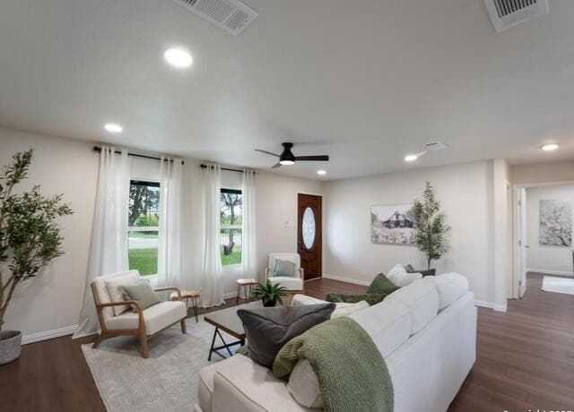 3-bedroom rental at 10246 Loop 106 in Adkins, TX — photo 5