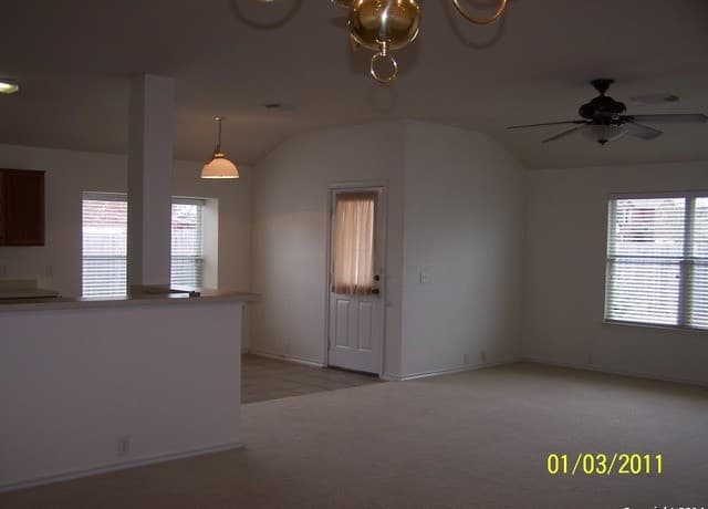 3-bedroom rental at 15803 Borwick Ln in Selma, TX — photo 2