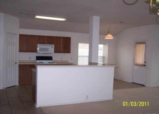 3-bedroom rental at 15803 Borwick Ln in Selma, TX — photo 4