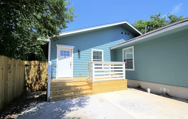 3-bedroom rental at 707 S Olive St Unit B in San Antonio TX