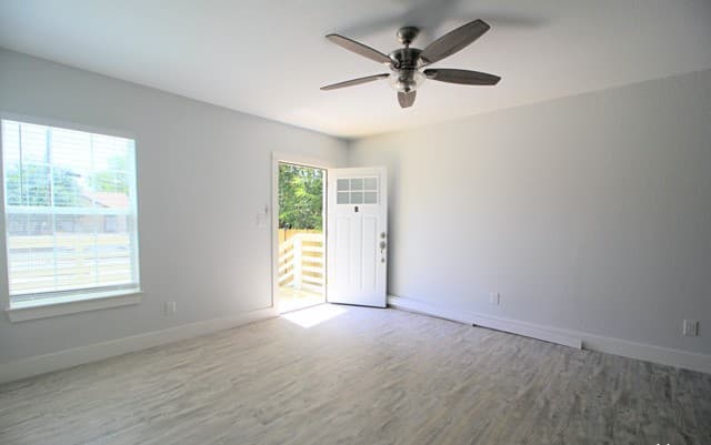 3-bedroom rental at 707 S Olive St Unit B in San Antonio, TX — photo 2