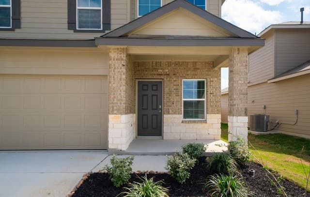5-bedroom rental at 398 American Robin in San Antonio, TX — photo 2