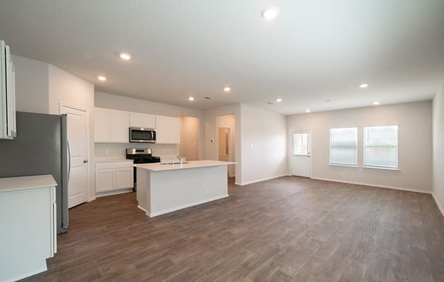 5-bedroom rental at 398 American Robin in San Antonio, TX — photo 4