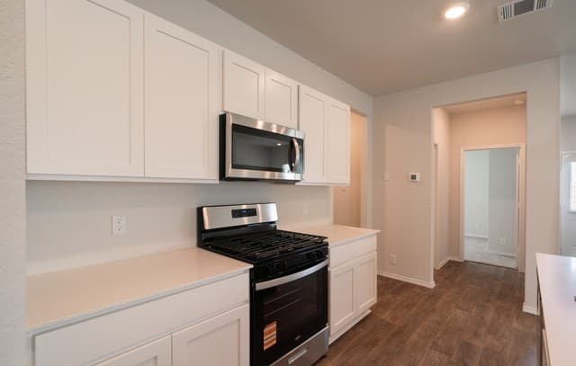 5-bedroom rental at 398 American Robin in San Antonio, TX — photo 5
