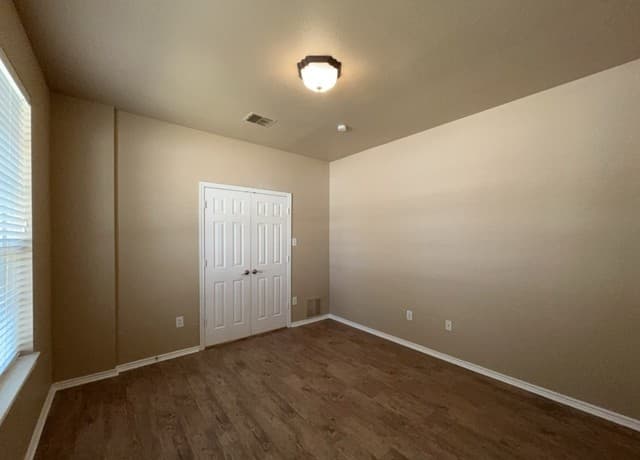 5-bedroom rental at 9850 Gazelle Ford in San Antonio, TX — photo 4
