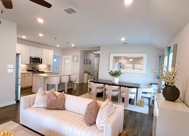4-bedroom rental at 3834 Glenloch in Converse, TX — photo 3