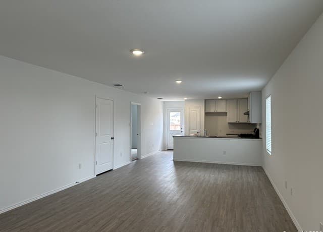 3-bedroom rental at 6702 Willow Landing in Converse, TX — photo 4
