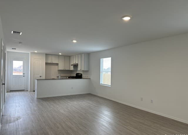 3-bedroom rental at 6702 Willow Landing in Converse, TX — photo 5