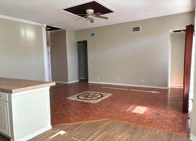 3-bedroom rental at 7114 E Elm Trail in San Antonio, TX — photo 3