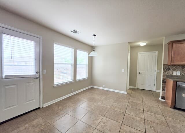 4-bedroom rental at 914 Tisbury Parkway in San Antonio, TX — photo 5