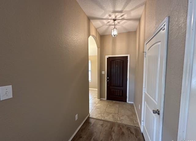 3-bedroom rental at 3327 Candlemoon Dr in San Antonio, TX — photo 2