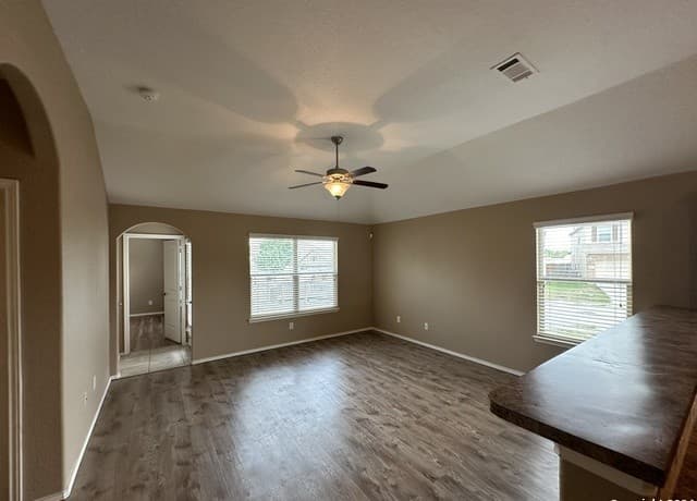 3-bedroom rental at 3327 Candlemoon Dr in San Antonio, TX — photo 3