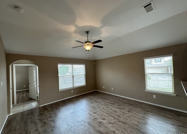 3-bedroom rental at 3327 Candlemoon Dr in San Antonio, TX — photo 4
