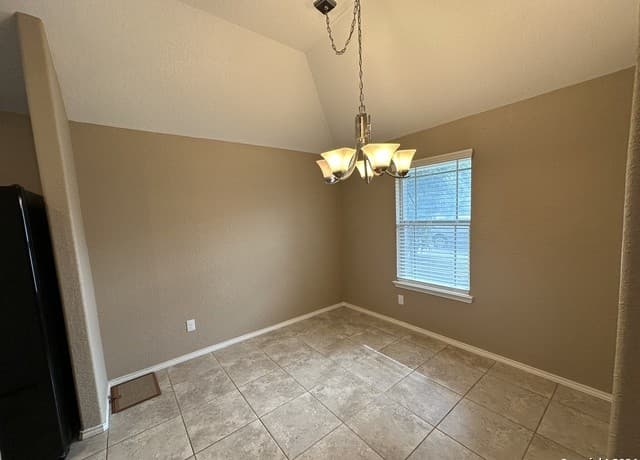3-bedroom rental at 3327 Candlemoon Dr in San Antonio, TX — photo 5