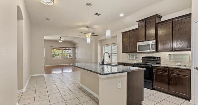 3-bedroom rental at 6026 Cielo Rnch in San Antonio, TX — photo 4