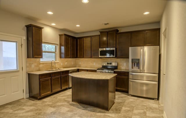 4-bedroom rental at 1306 Begonia in San Antonio, TX — photo 2