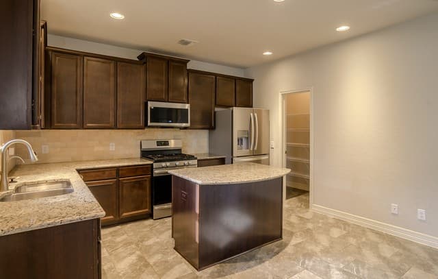 4-bedroom rental at 1306 Begonia in San Antonio, TX — photo 3