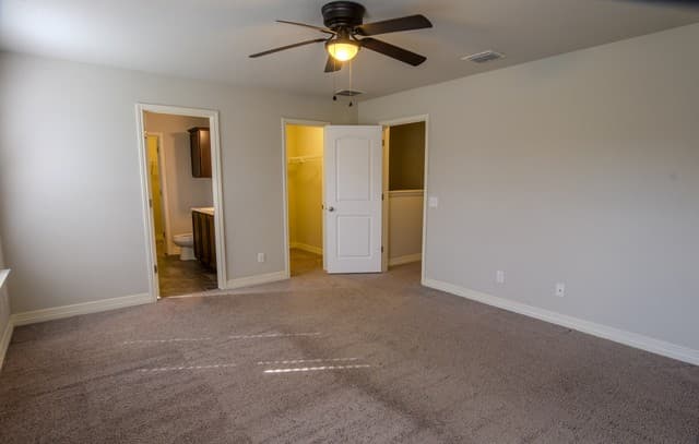 4-bedroom rental at 1306 Begonia in San Antonio, TX — photo 5