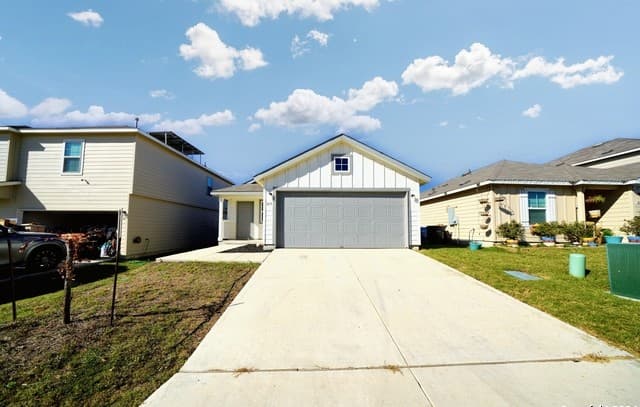 3-bedroom rental at 815 Retama Pass in San Antonio, TX — photo 2
