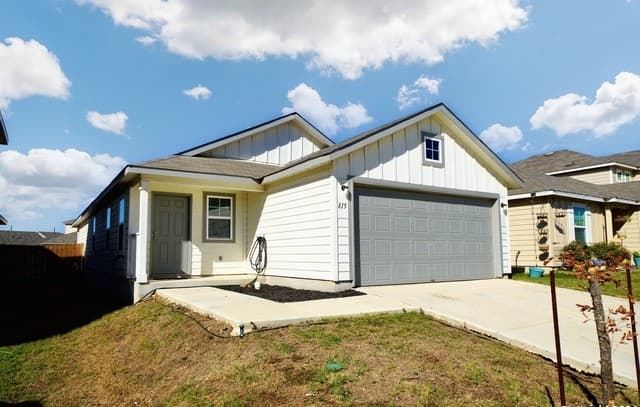 3-bedroom rental at 815 Retama Pass in San Antonio, TX — photo 3