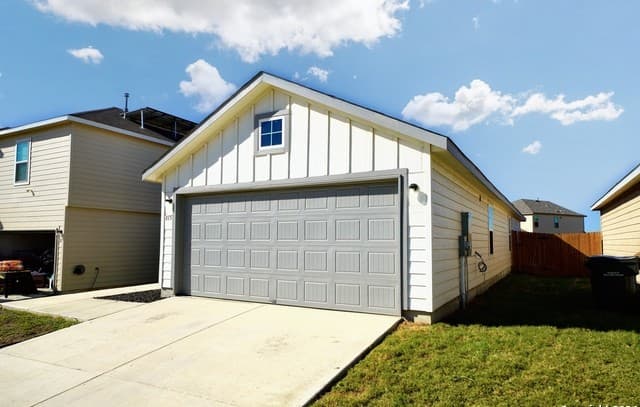 3-bedroom rental at 815 Retama Pass in San Antonio, TX — photo 5