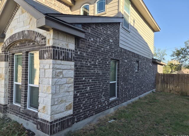 4-bedroom rental at 7034 Comanche Star in San Antonio, TX — photo 2