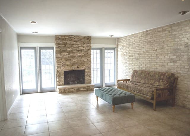 2-bedroom rental at 8030 Broadway Unit 102E in San Antonio, TX — photo 2