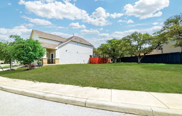 3-bedroom rental at 5602 Chestnut Xing in San Antonio, TX — photo 3