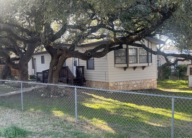 2-bedroom rental at 24815 Aue in San Antonio, TX — photo 2