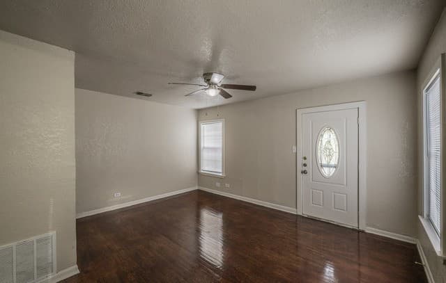 2-bedroom rental at 207 Bradford Ave Unit 1 in San Antonio, TX — photo 5