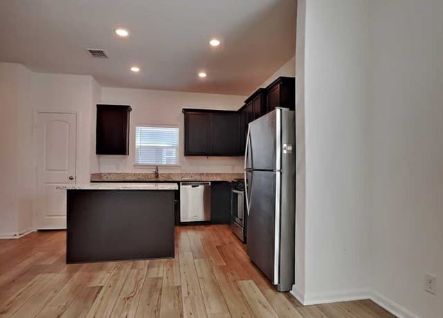 4-bedroom rental at 10830 Quinn in San Antonio, TX — photo 5