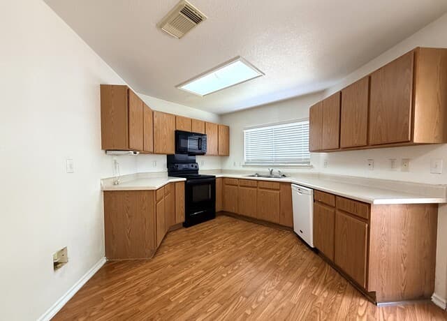 3-bedroom rental at 25 Badgers Hills in San Antonio, TX — photo 4