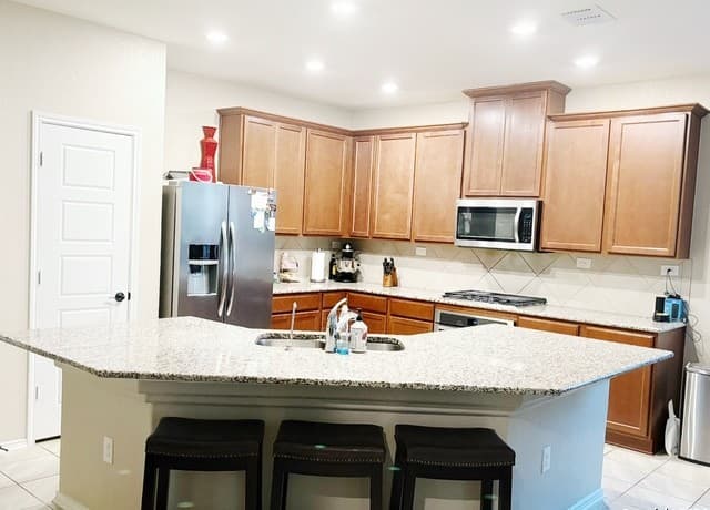 4-bedroom rental at 11208 Hill Top Bend in Helotes, TX — photo 4