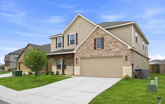 5-bedroom rental at 12611 Auriga in San Antonio, TX — photo 2