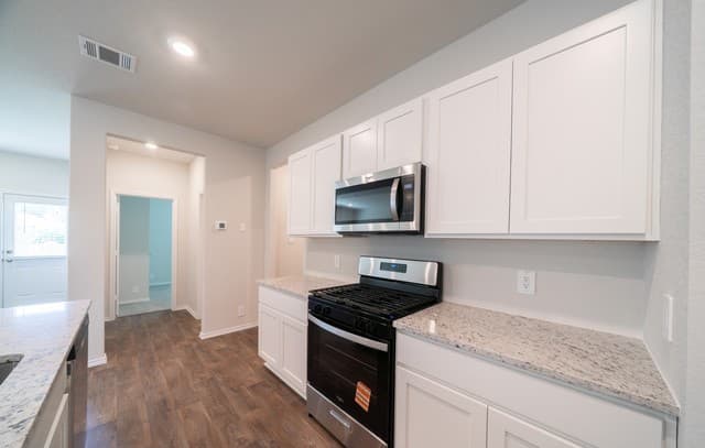 5-bedroom rental at 164 Western Gull in San Antonio, TX — photo 3