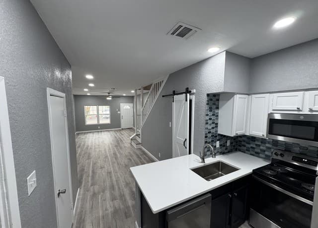 2-bedroom rental at 1833 Garys in San Antonio, TX — photo 3