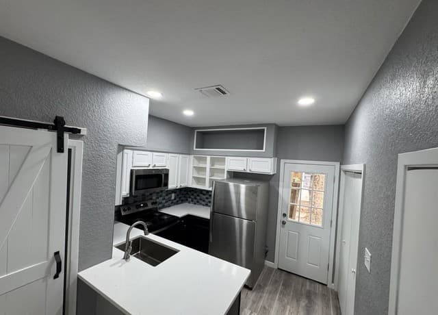2-bedroom rental at 1833 Garys in San Antonio, TX — photo 4