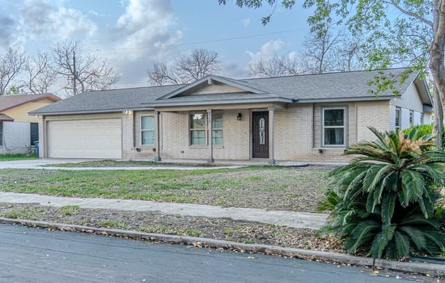 4-bedroom rental at 4719 Old Coach in San Antonio, TX — photo 2