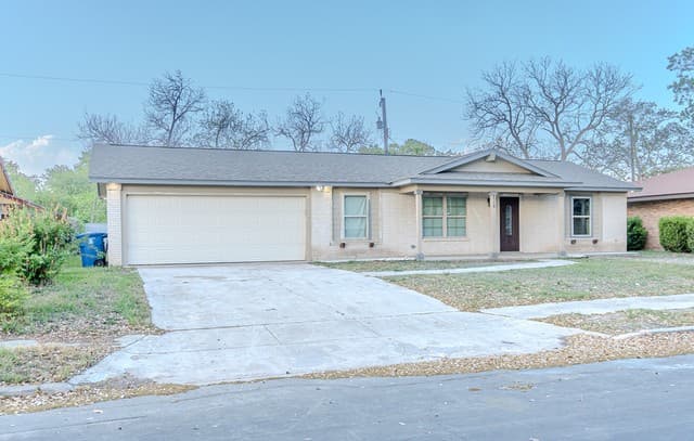 4-bedroom rental at 4719 Old Coach in San Antonio, TX — photo 4